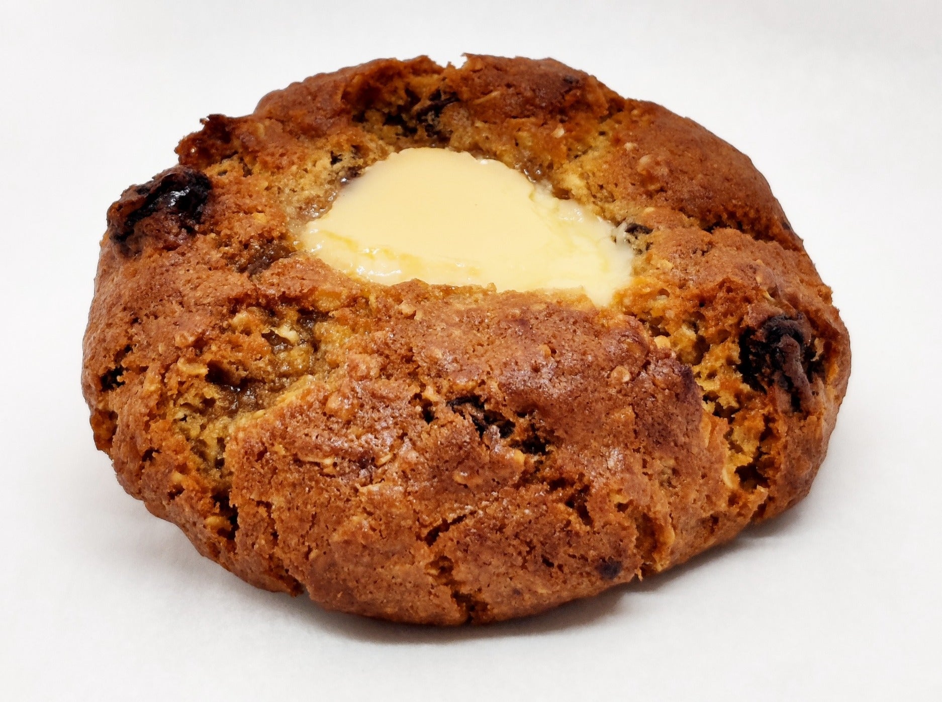 A smooth and creamy key lime pie filling sitting in the centre of a classic oatmeal raisin cookie. Those who think cookies are only good when there's chocolate chips, this will prove them wrong!