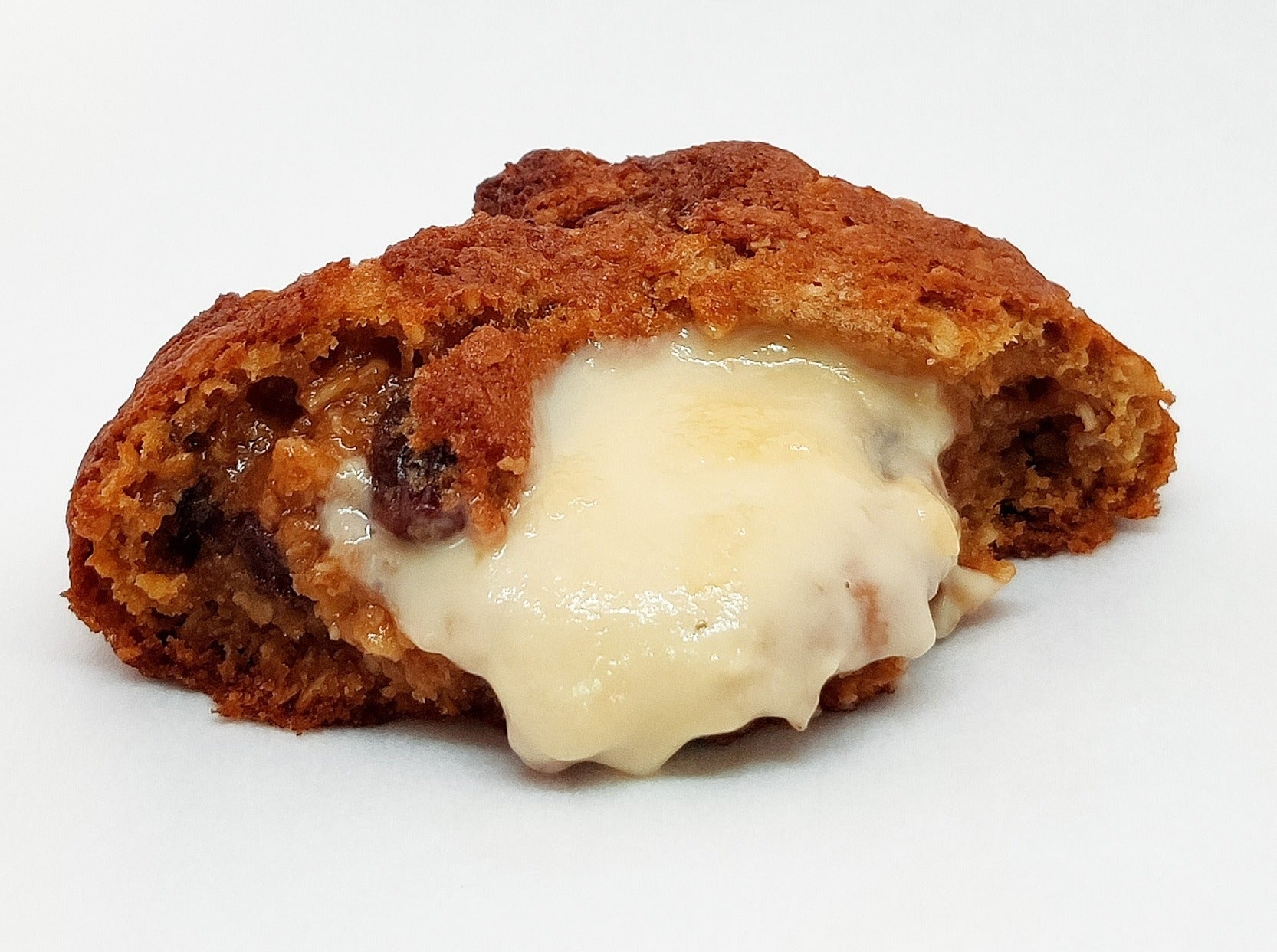 A smooth and creamy key lime pie filling sitting in the centre of a classic oatmeal raisin cookie. Those who think cookies are only good when there's chocolate chips, this will prove them wrong!